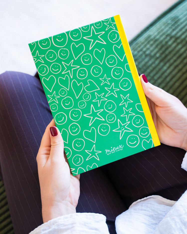 Carnet coloré avec message positif sur la couverture