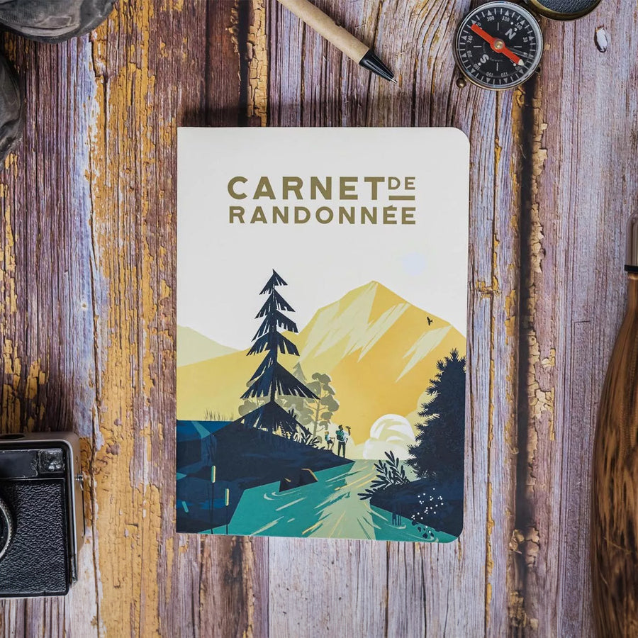 Carnet de randonnée ouvert avec pages blanches et couverture texturée.