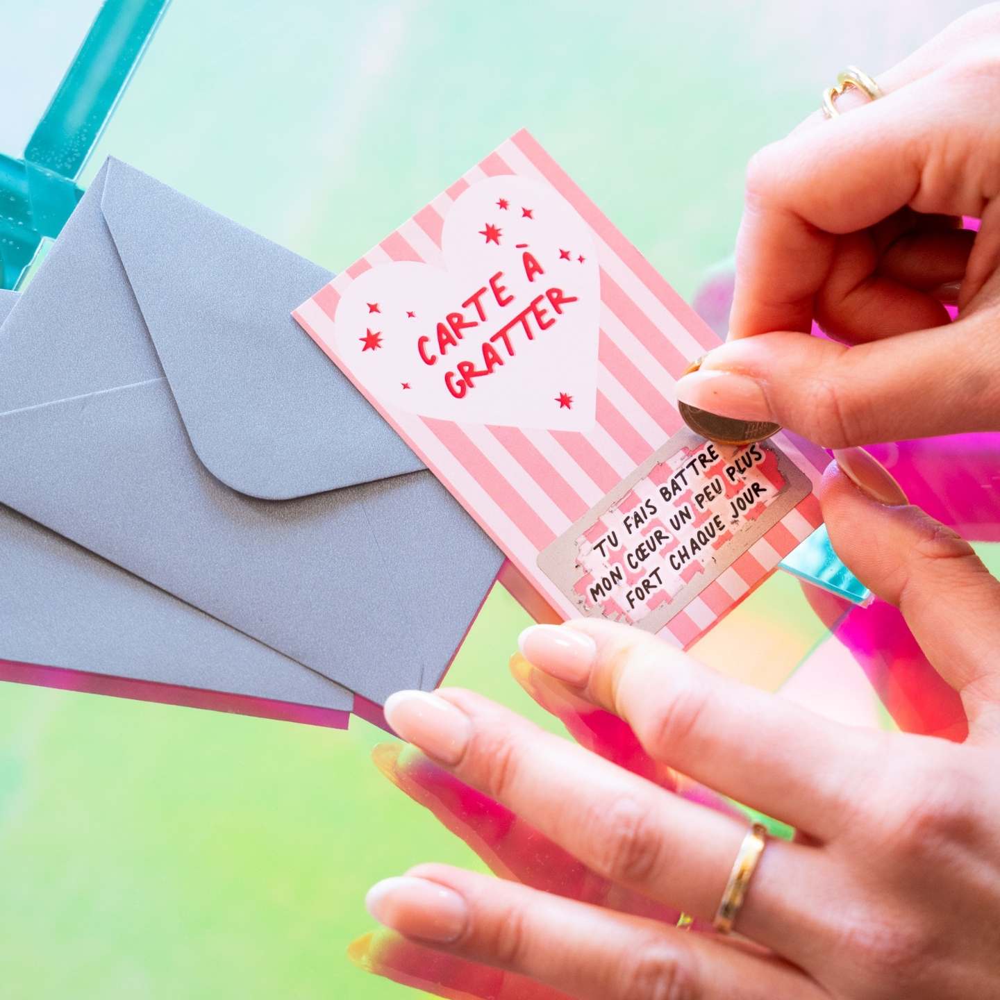 Carte à gratter Saint Valentin avec motifs cœur en relief