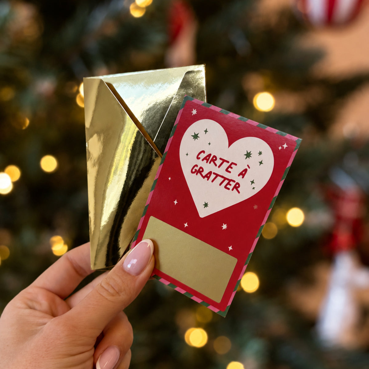 Carte à gratter de Noël rouge, cœur blanc étoilé et zone dorée à révéler