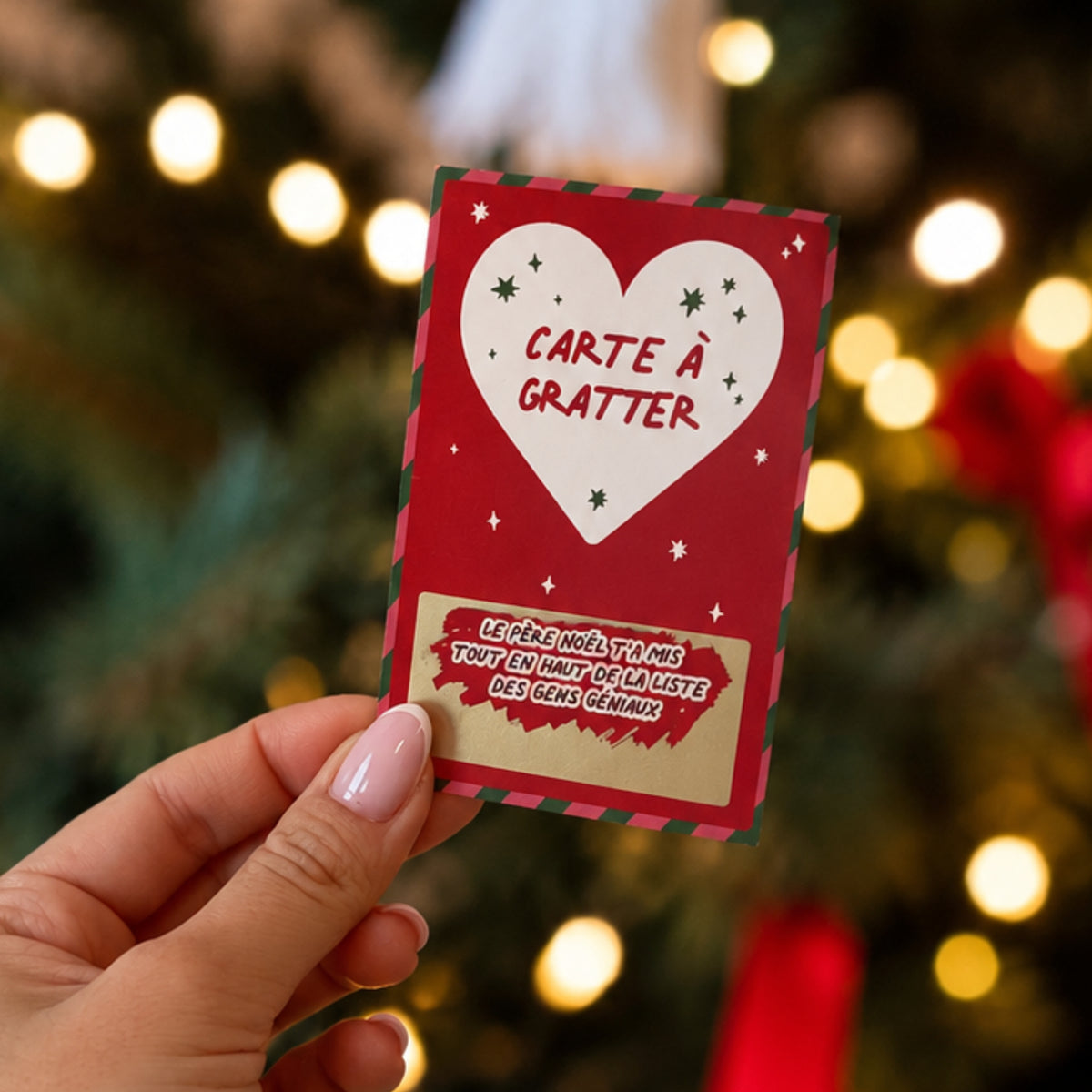 Carte à gratter de Noël rouge, ornée d’un grand cœur blanc et d’étoiles