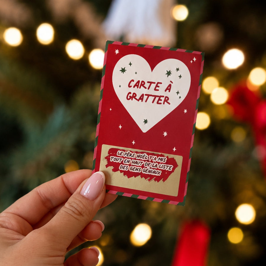 Carte à gratter de Noël rouge, ornée d’un grand cœur blanc et d’étoiles