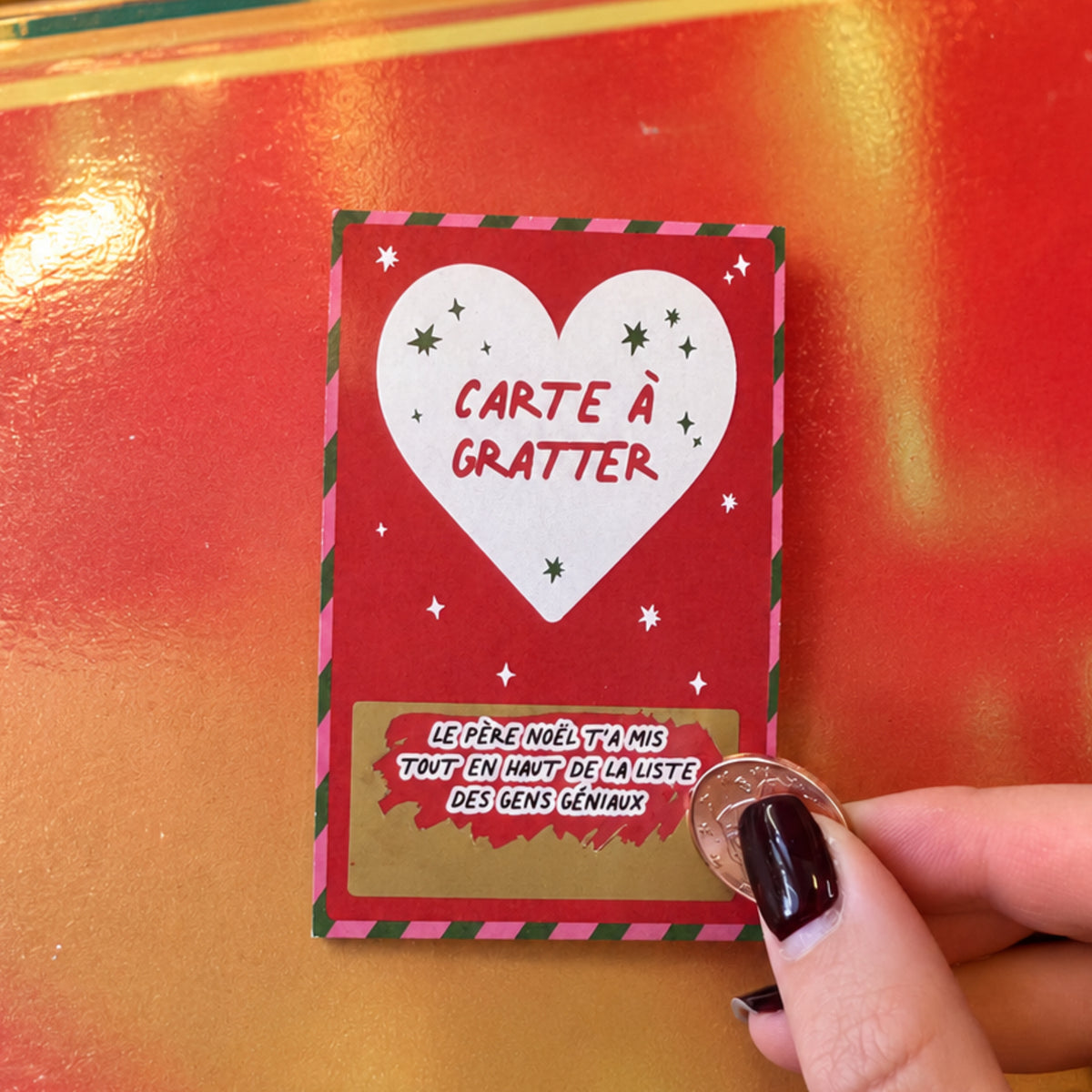 Carte de Noël à cœur blanc, message doré révélé en grattant avec une pièce