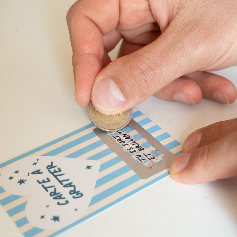 Carte à gratter avec message inspirant en gros plan