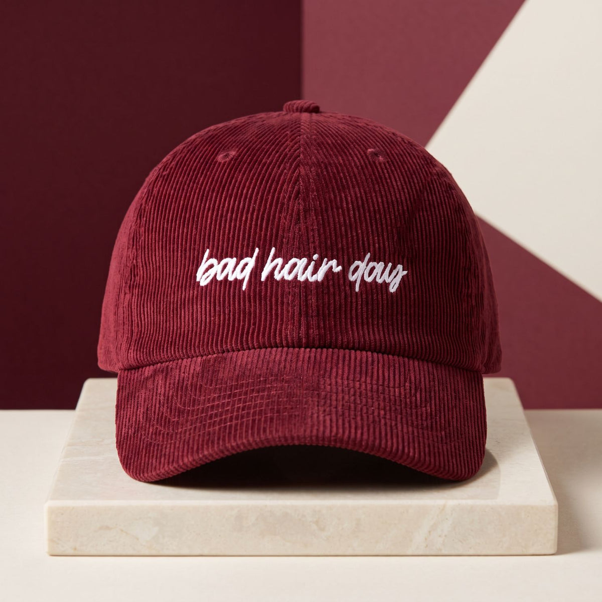 Casquette en velours côtelé bordeaux avec broderie humoristique