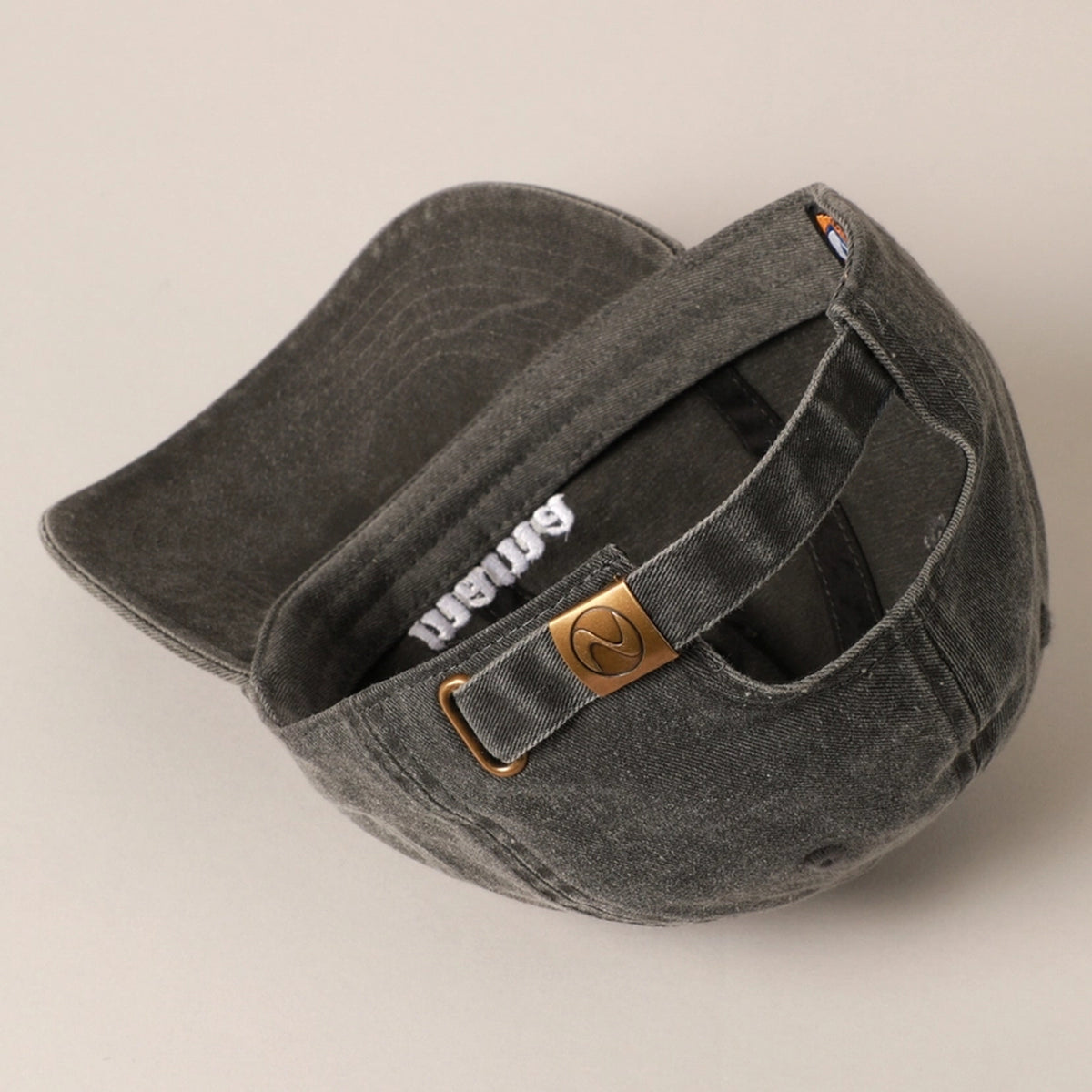 Casquette en coton brodée 'mama' vue de côté