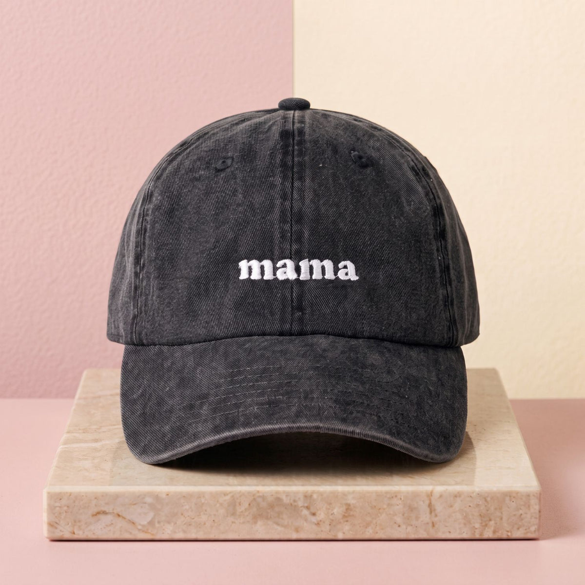 Casquette en coton brodée 'mama' vue de côté