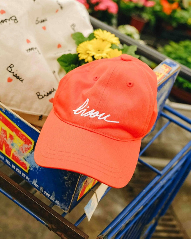 Casquette Bisou rouge vue de côté avec logo distinctif