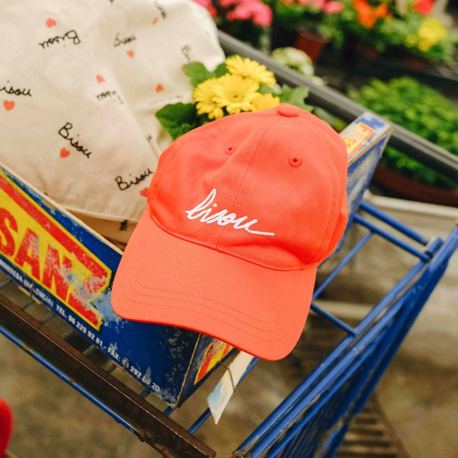 Casquette Bisou rouge vue de côté avec logo distinctif
