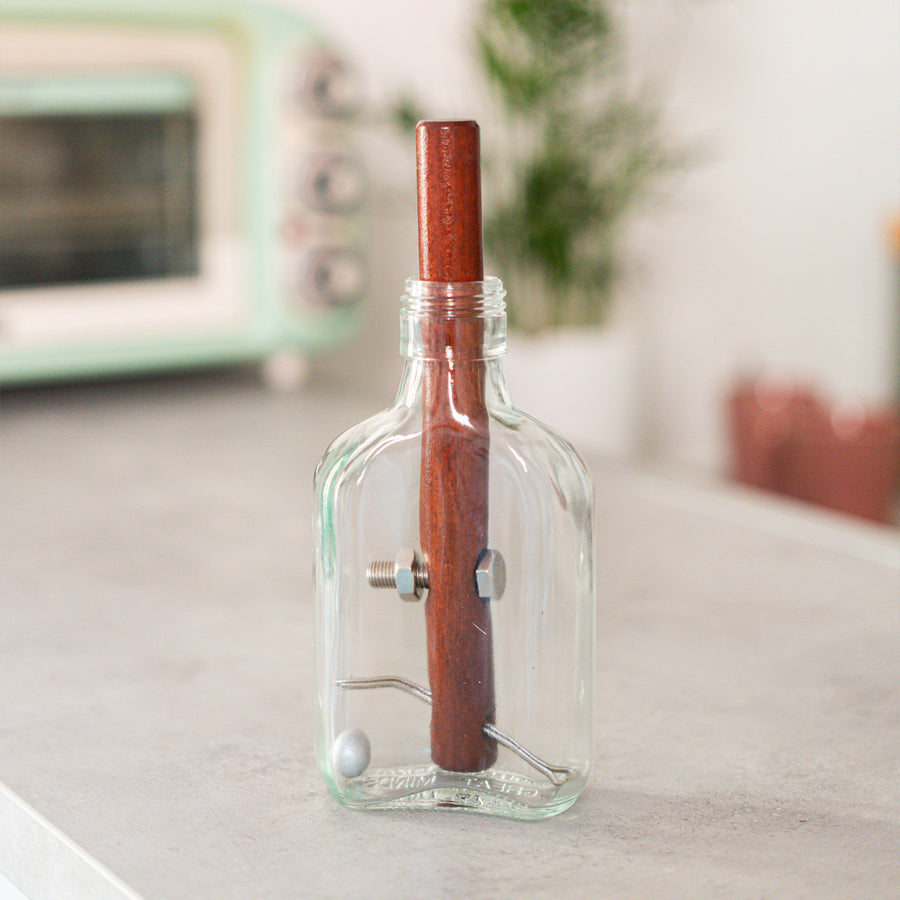 Casse-tête en forme de cigare avec bille en mouvement