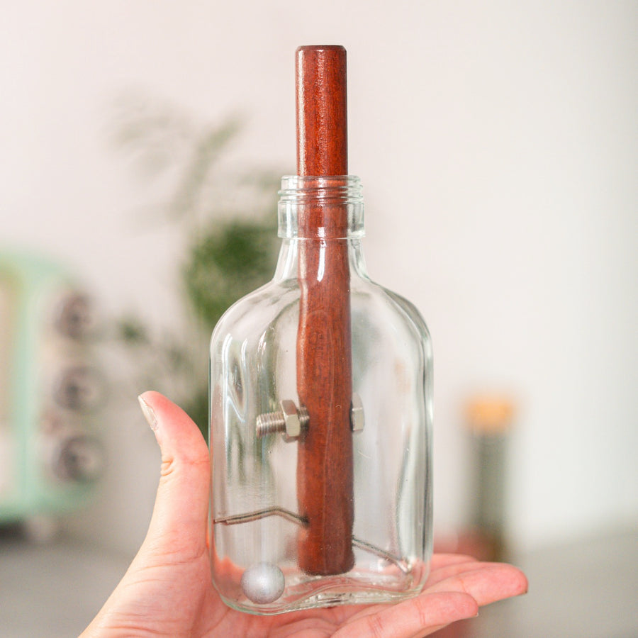 Casse-tête en forme de cigare avec bille en mouvement