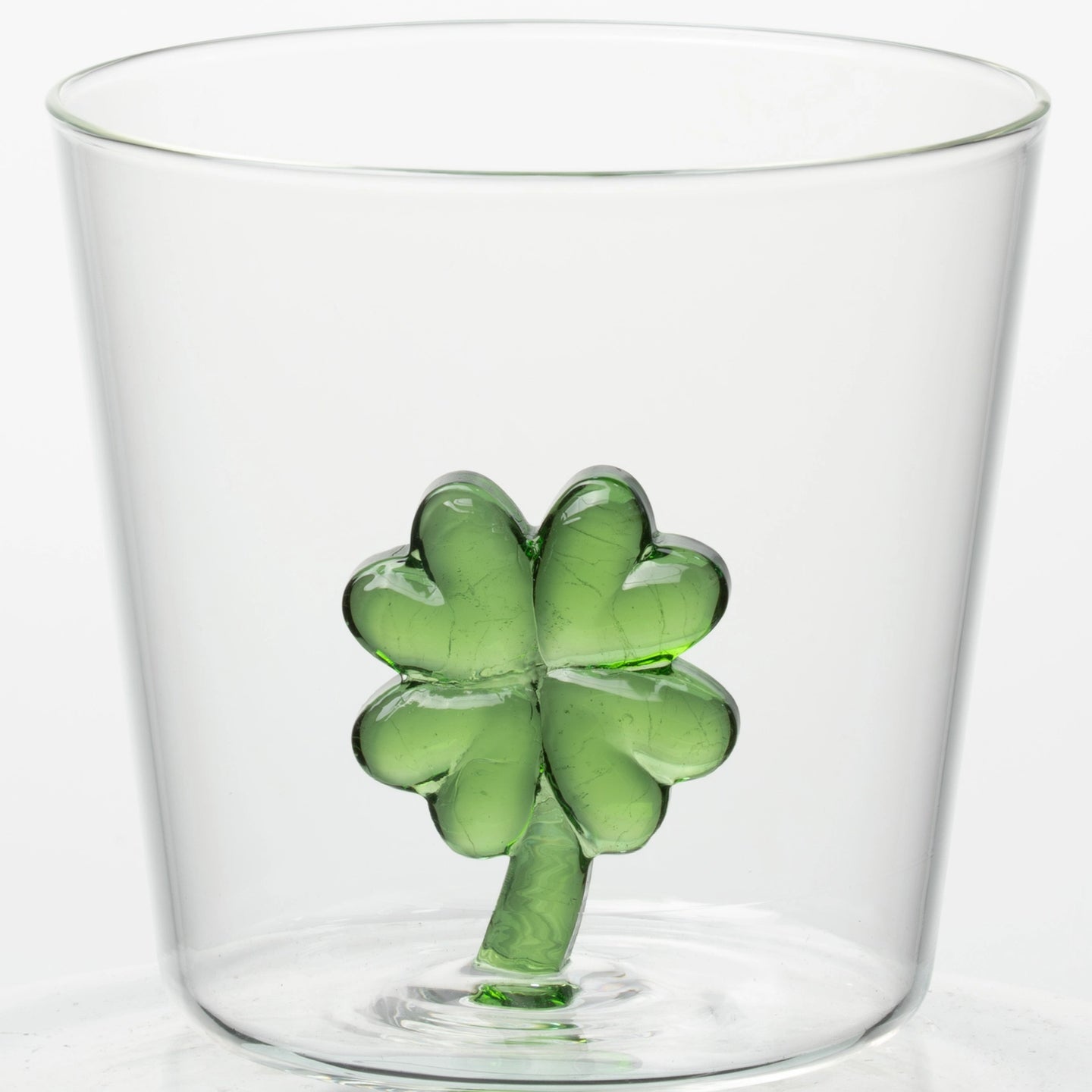 Verre décoré d'un motif trèfle sur fond blanc