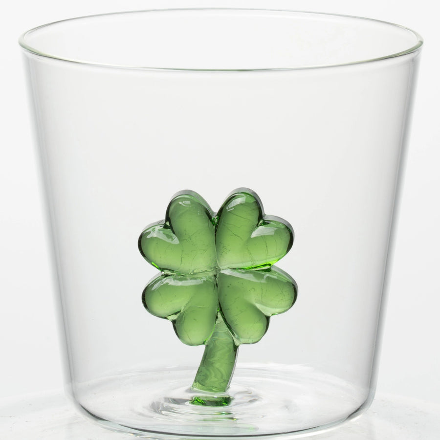 Verre décoré d'un motif trèfle sur fond blanc