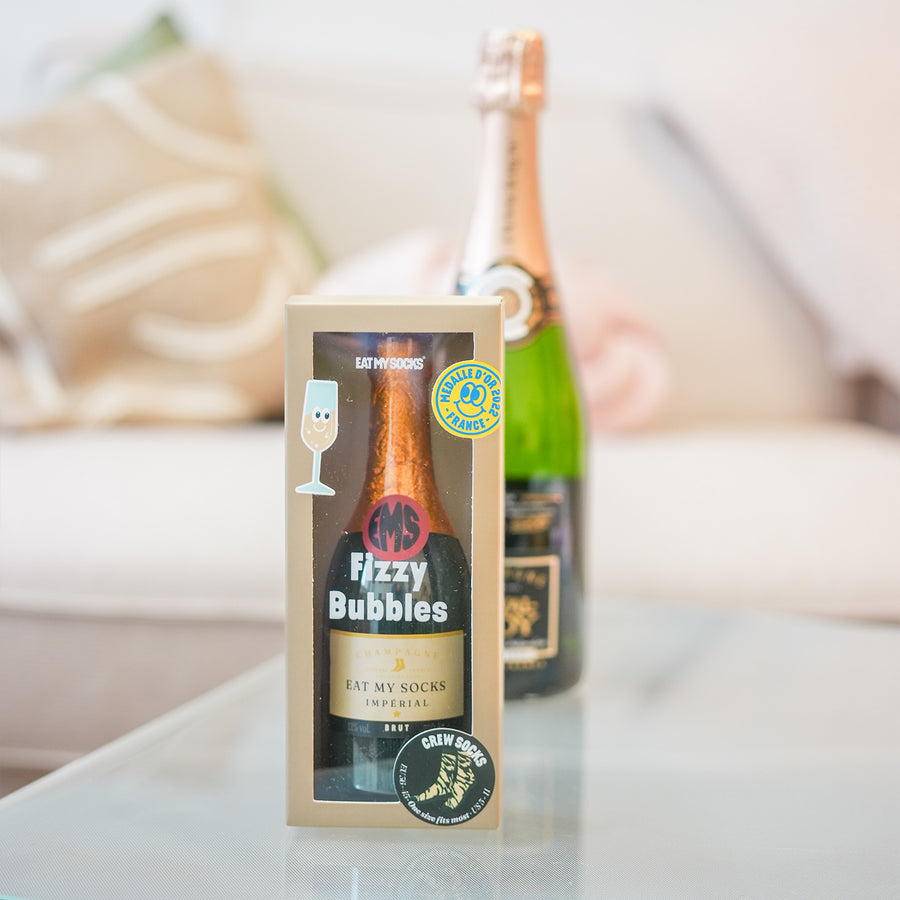 Chaussettes champagne avec motif vert et beige, vue de près.