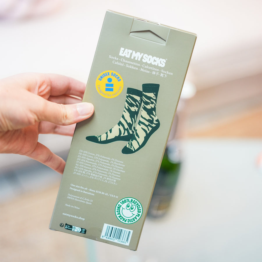 Chaussettes champagne avec motif vert et beige, vue de près.