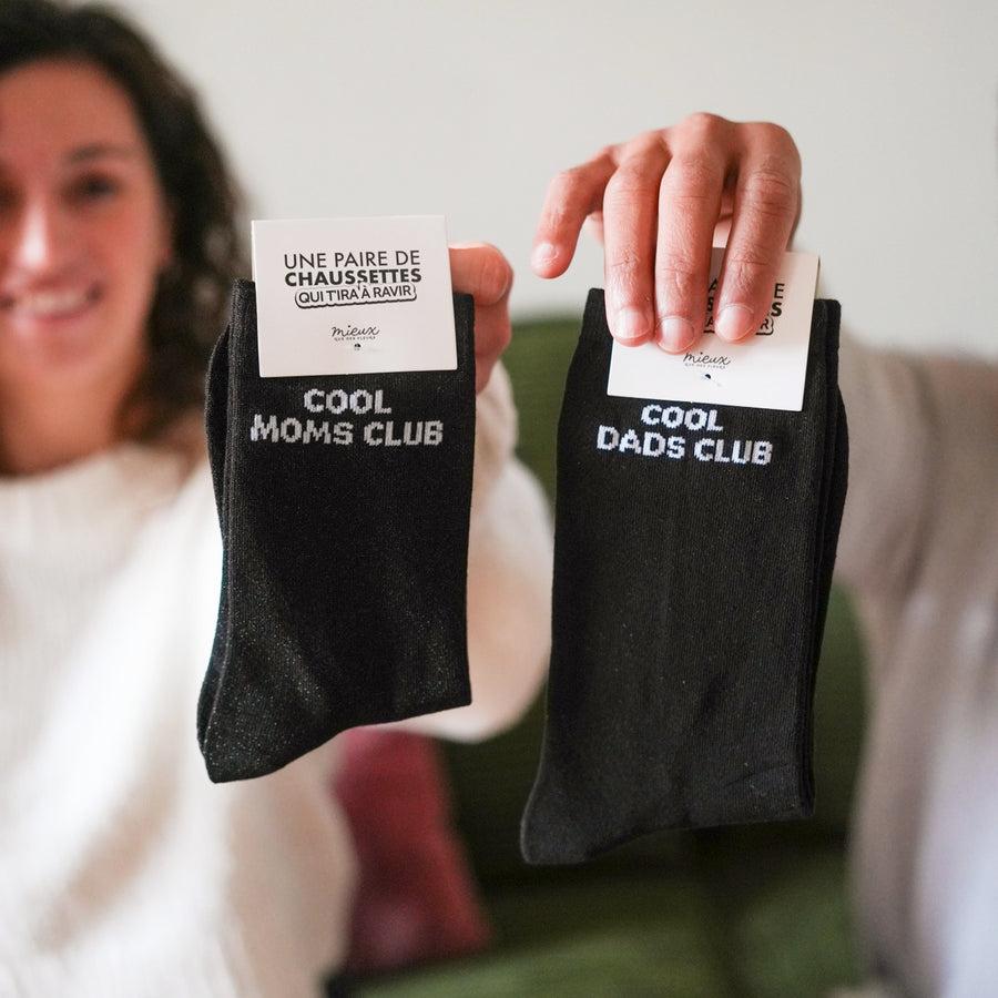 Chaussettes noires avec motif Cool Dads Club en gros plan