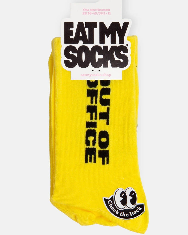 Chaussettes jaunes à message « Out of office » en lettres noires