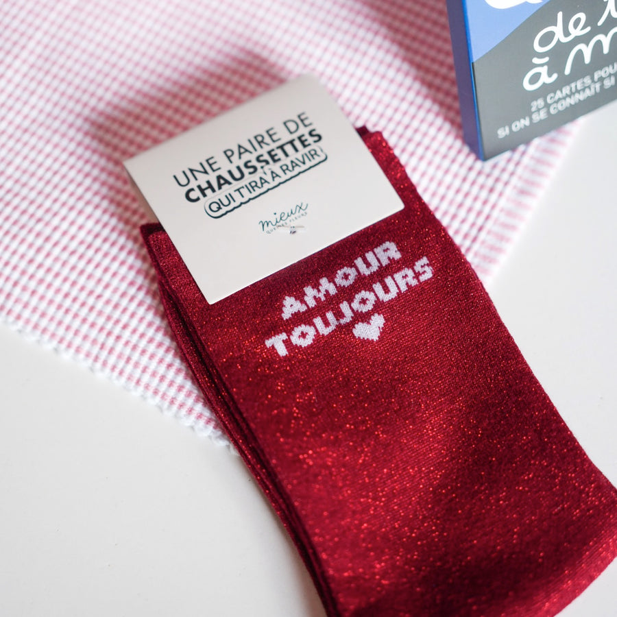 Chaussettes rouges à paillettes avec inscription 'Amour toujours'