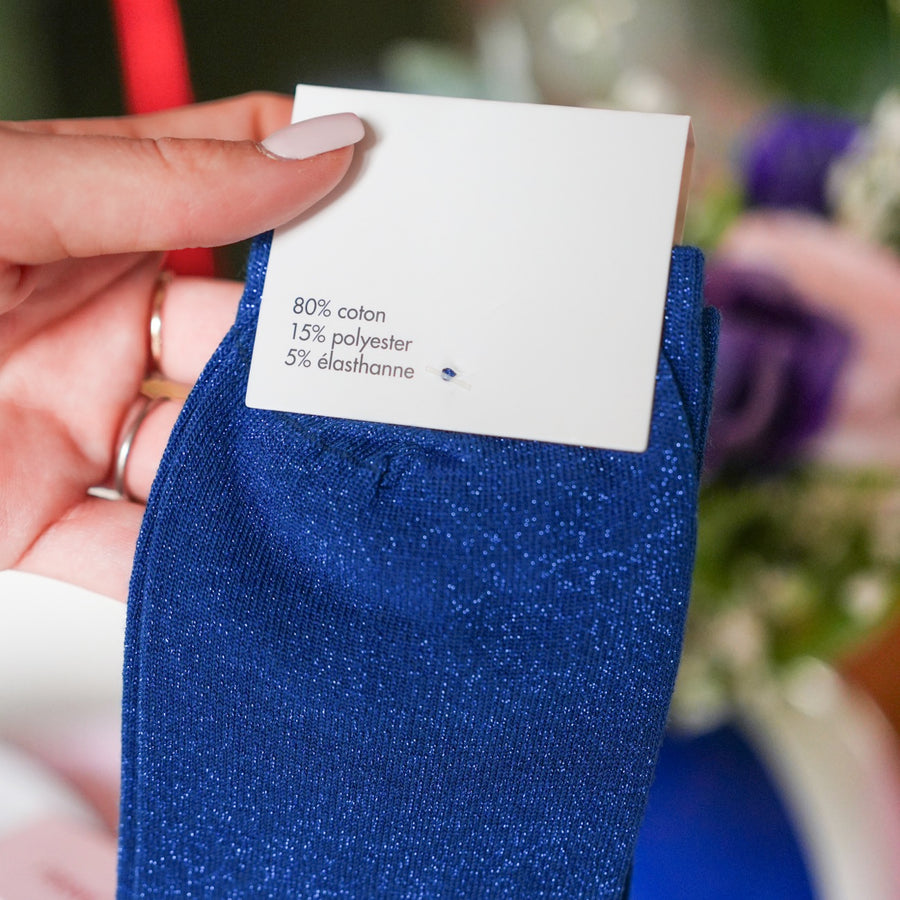 Chaussettes pailletées avec motif bisous en gros plan