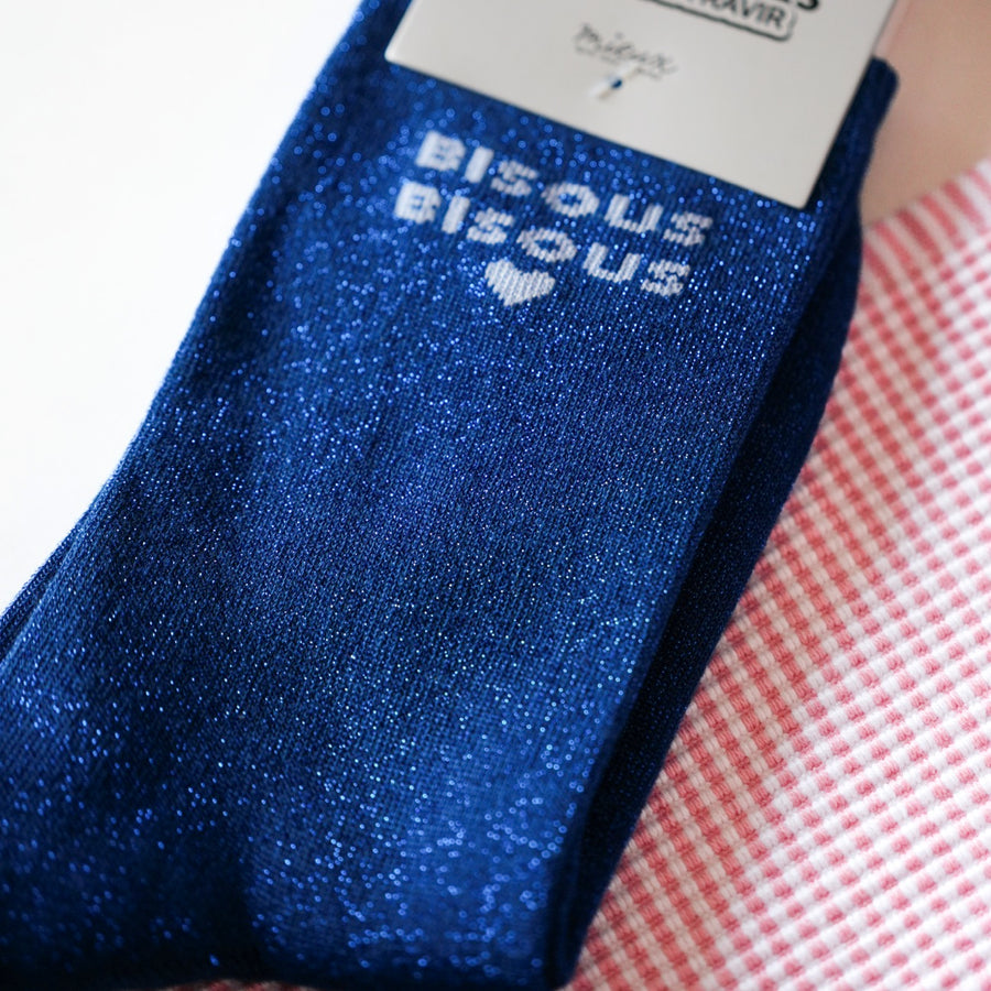 Chaussettes pailletées avec motif bisous en gros plan