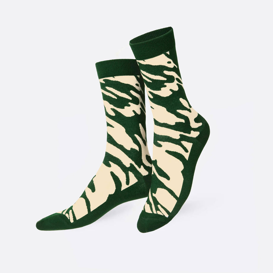 Chaussettes champagne avec motif vert et beige, vue de près.