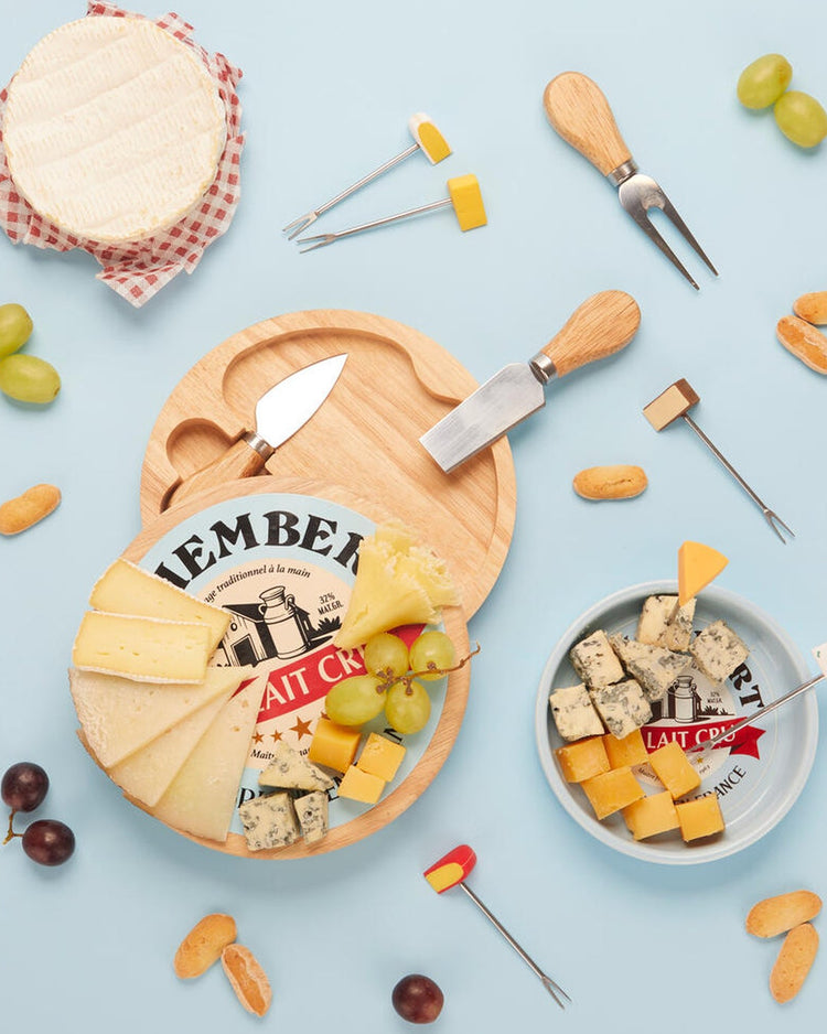 Plateau à fromage camembert avec ustensiles en bois