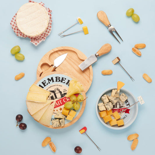 Plateau à fromage camembert avec ustensiles en bois