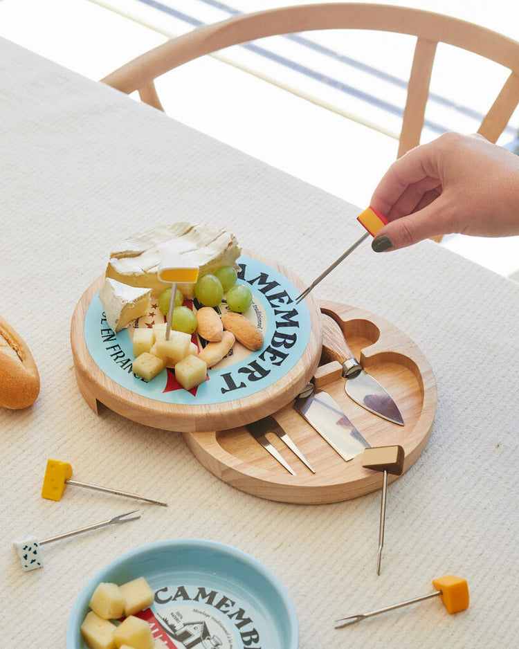 Plateau à fromage camembert avec ustensiles en bois