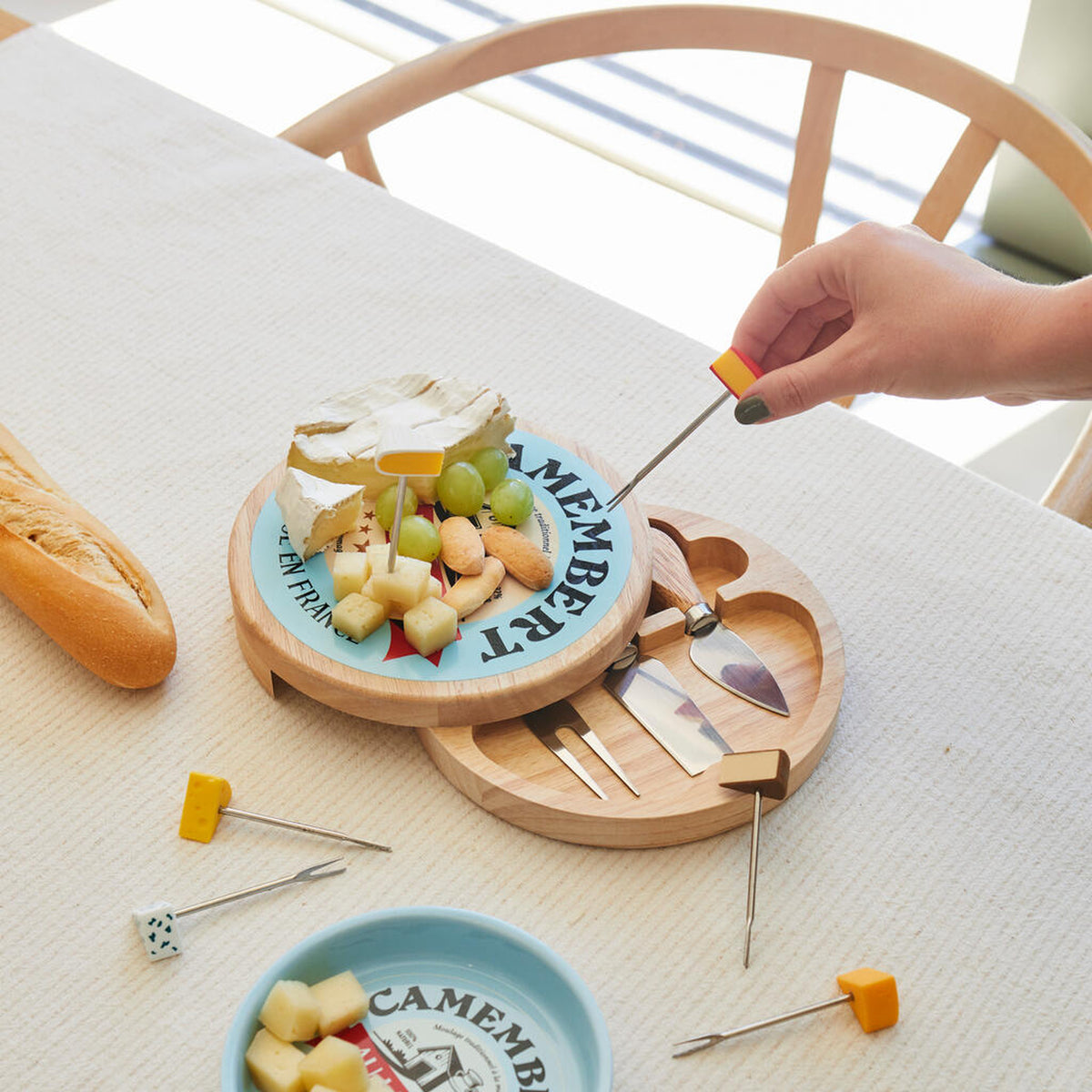Plateau à fromage camembert avec ustensiles en bois