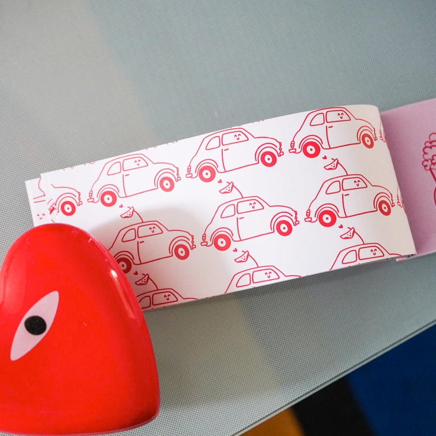 Chéquier des amoureux avec motifs colorés et design romantique.