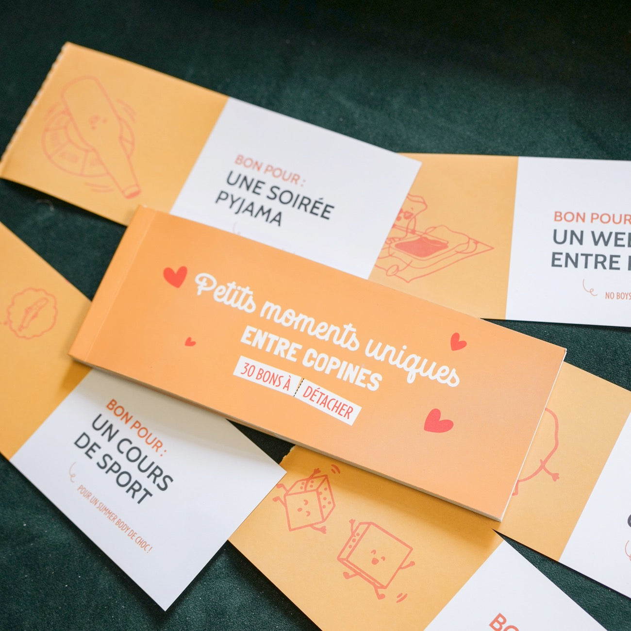 Chéquier des copines avec illustrations colorées et humoristiques.