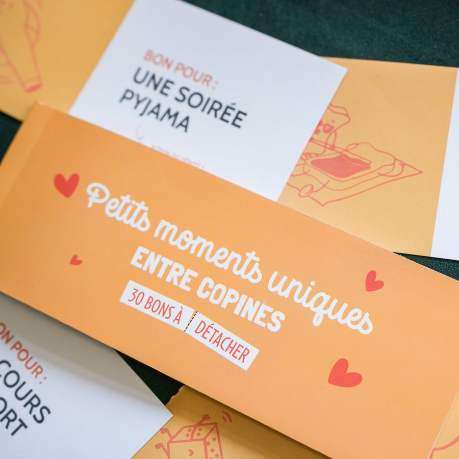 Chéquier des copines avec motifs colorés et design ludique.