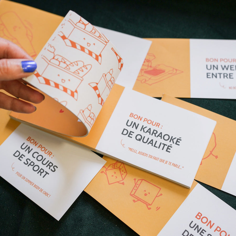 Chéquier des copines avec illustrations colorées et motifs ludiques.