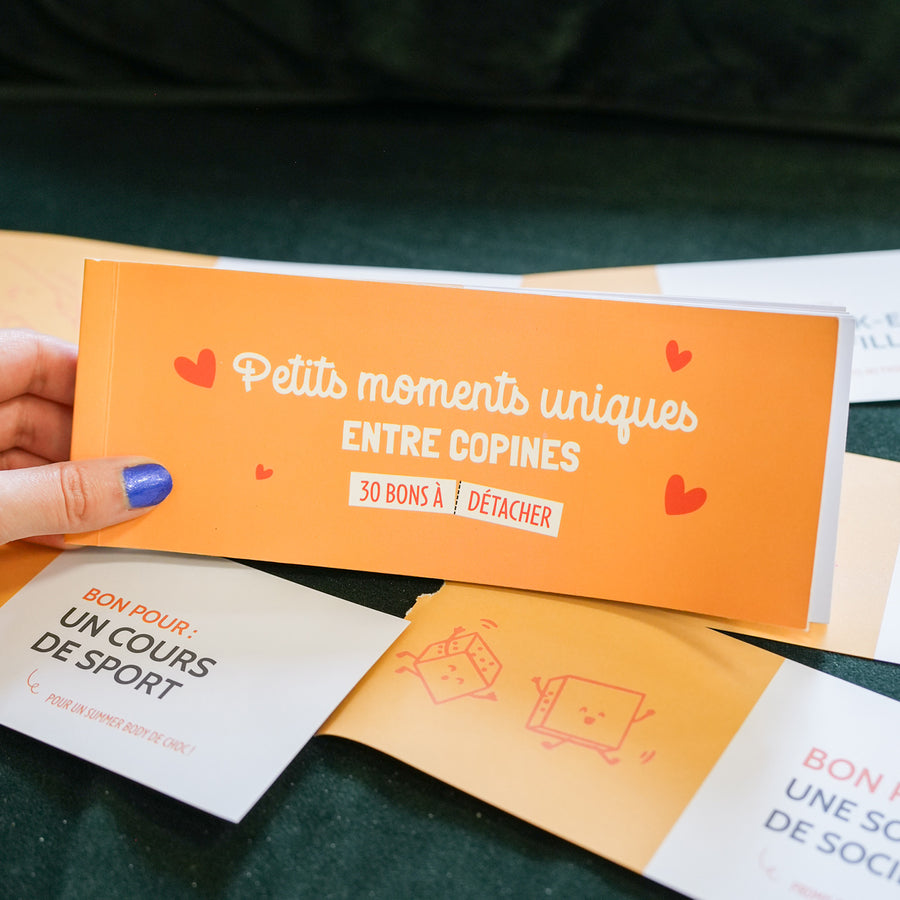 Chéquier des copines avec illustrations colorées et motifs ludiques.