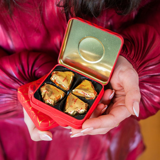 Coffret de 4 cœurs en chocolat au lait avec motifs élégants