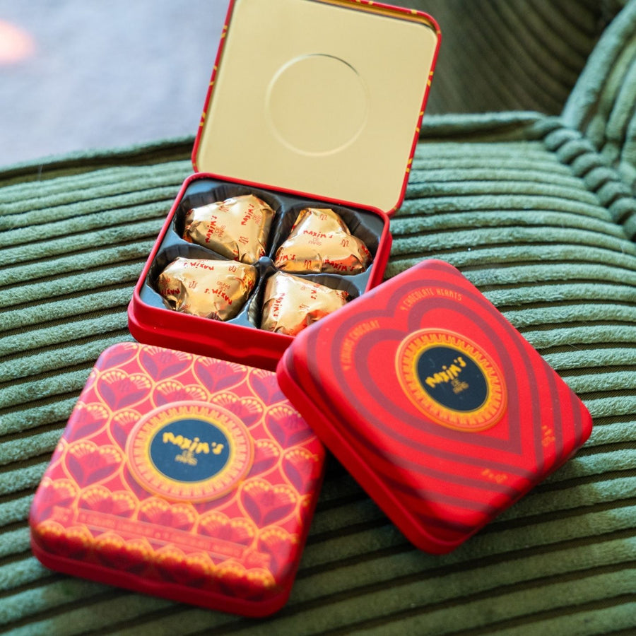 Coffret de 4 cœurs en chocolat au lait sur fond clair