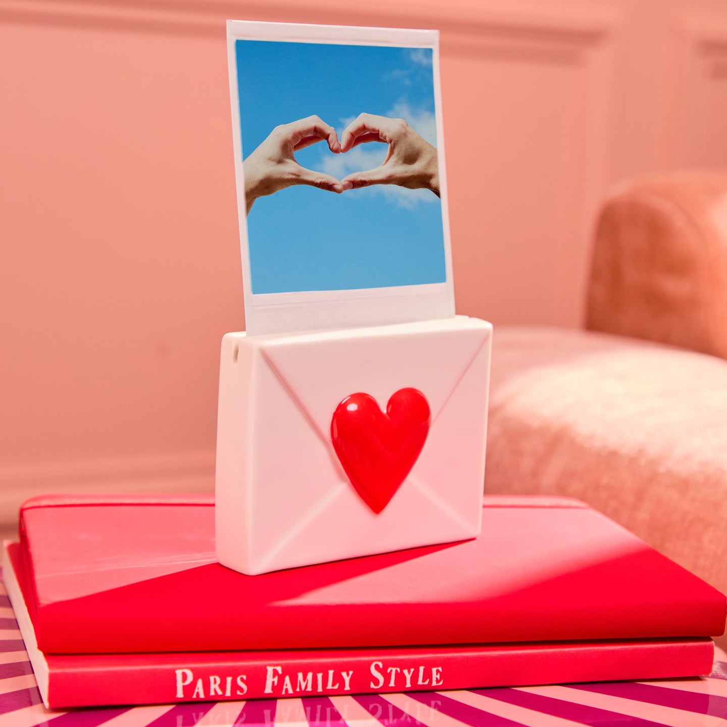 Porte-photo en céramique en forme de cœur sur fond neutre