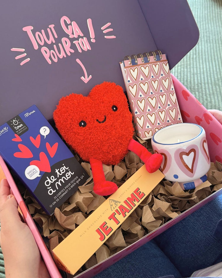 Coffret Amour - XL avec bouillotte cœur et Toblerone en vue rapprochée