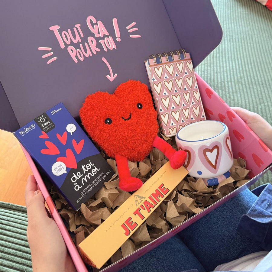 Coffret Amour - XL avec bouillotte cœur et Toblerone en vue rapprochée