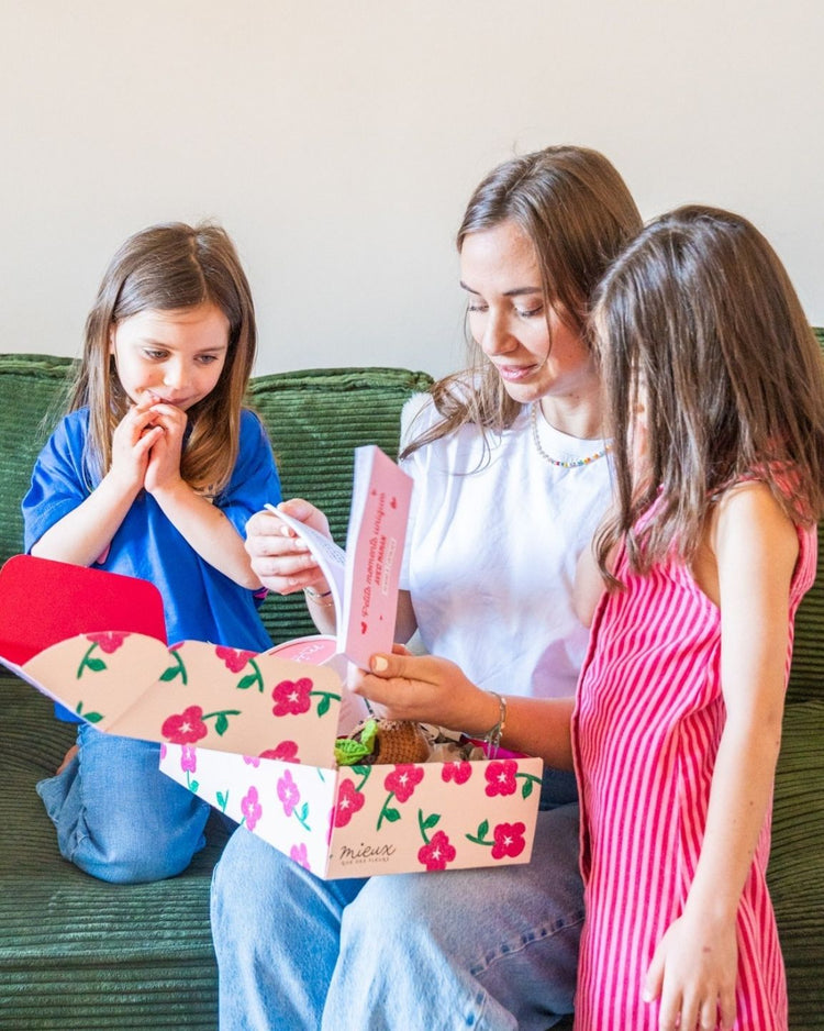Coffret Fête des mères avec bracelet et coolbox de fleurs