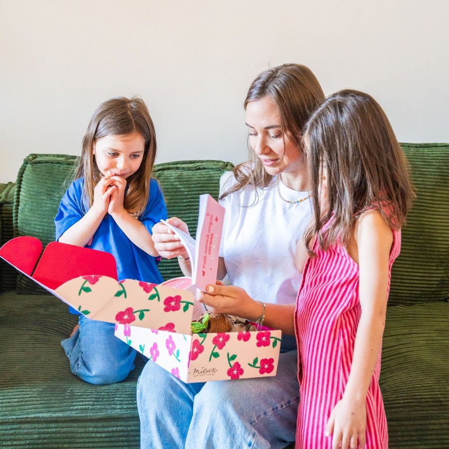 Coffret Fête des mères avec bracelet et coolbox de fleurs