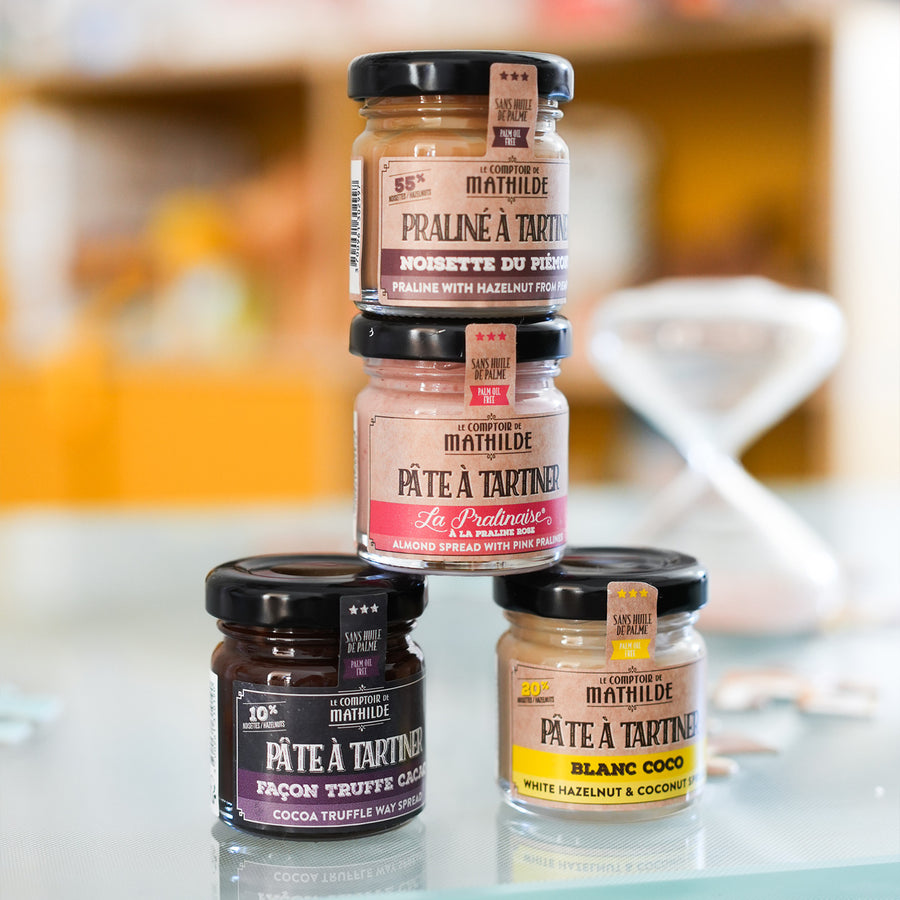 Coffret de 4 minis pâtes à tartiner avec étiquettes colorées.