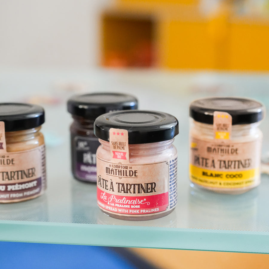 Coffret de 4 minis pâtes à tartiner avec étiquettes colorées.