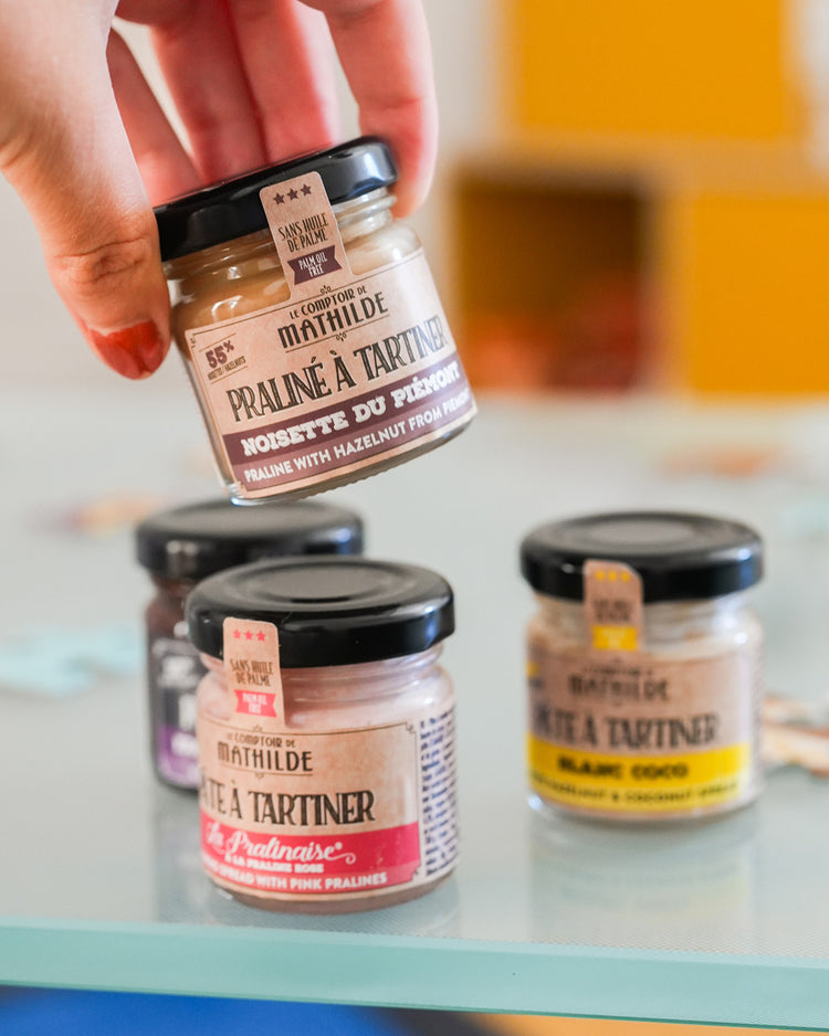 Coffret de 4 minis pâtes à tartiner avec étiquettes colorées.