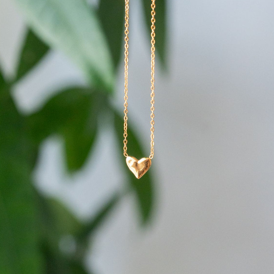 Collier en acier inoxydable avec pendentif cœur doré martelé.