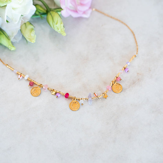 Collier Lila avec breloques dorées et perles colorées en détail