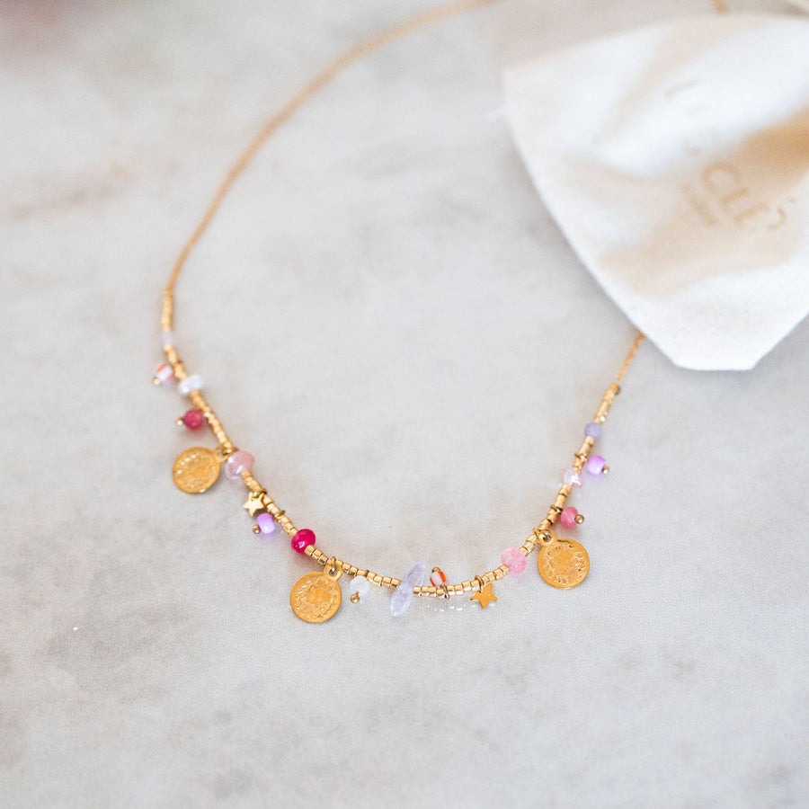 Collier Lila avec breloques dorées et perles colorées