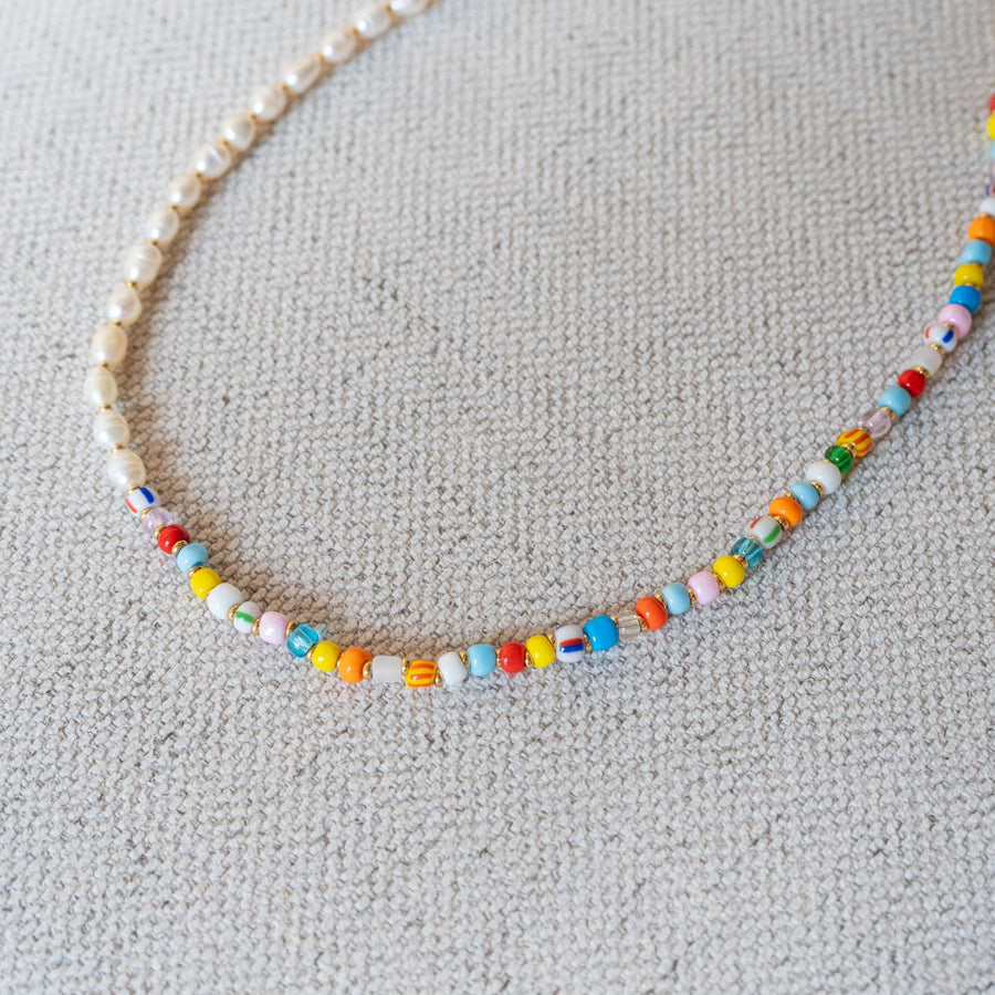 Collier Fantasia avec perles d'eau douce et verre coloré
