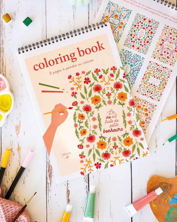 Carnet de coloriage avec motifs apaisants en gros plan
