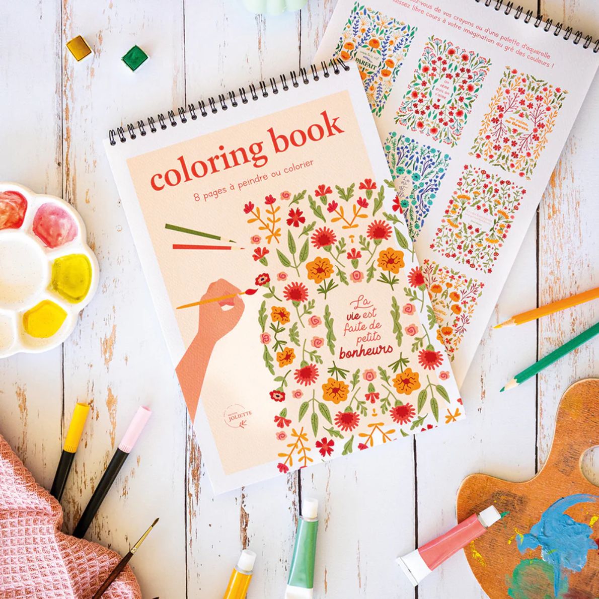 Carnet de coloriage avec motifs apaisants en gros plan